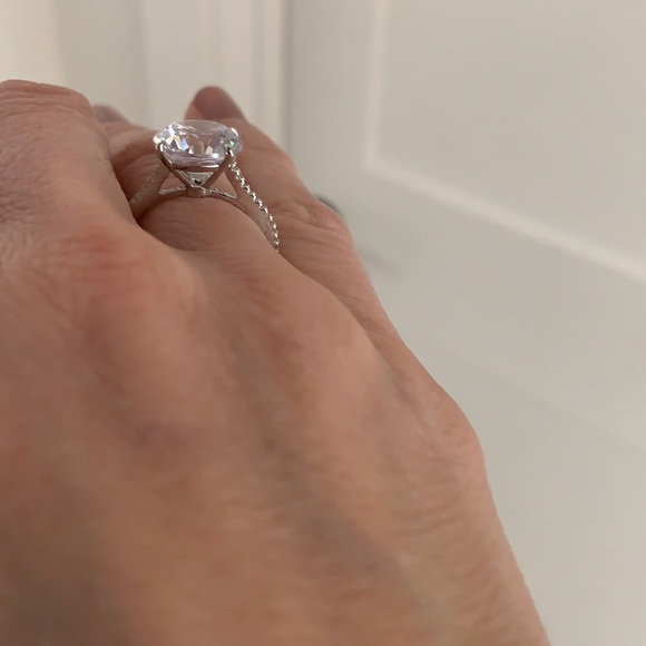 925 ring with cubic zirconia diamonds. - Picture 2 of 4